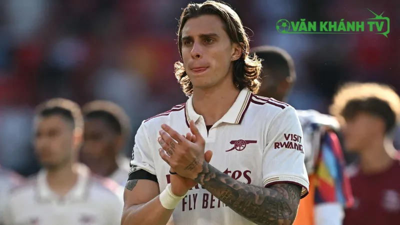 Dưới sự hướng dẫn của Heinze, Lewis-Skelly đang phát triển toàn diện.