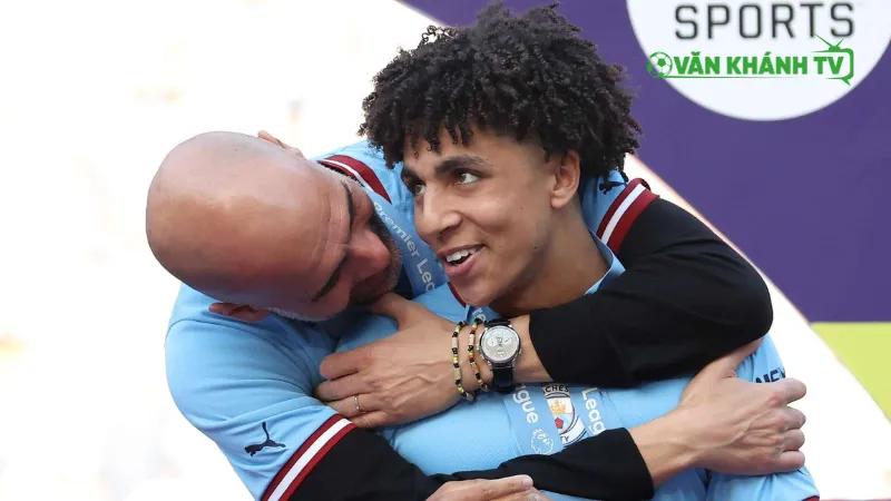 Một mối quan hệ đặc biệt giữa Pep Guardiola và Rico Lewis, với tương lai lâu dài tại Man City.