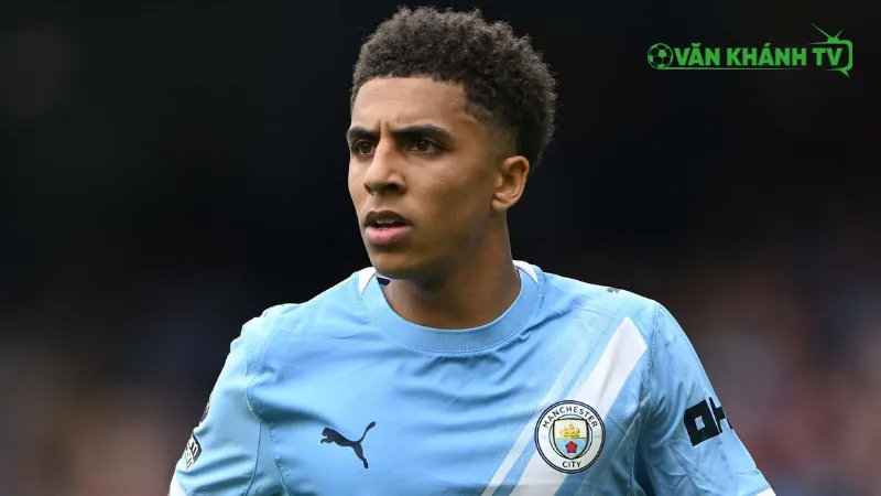 Man City gia hạn hợp đồng với Rico Lewis đến 2030: Tương lai rực rỡ đang chờ đón tài năng trẻ của Man City.