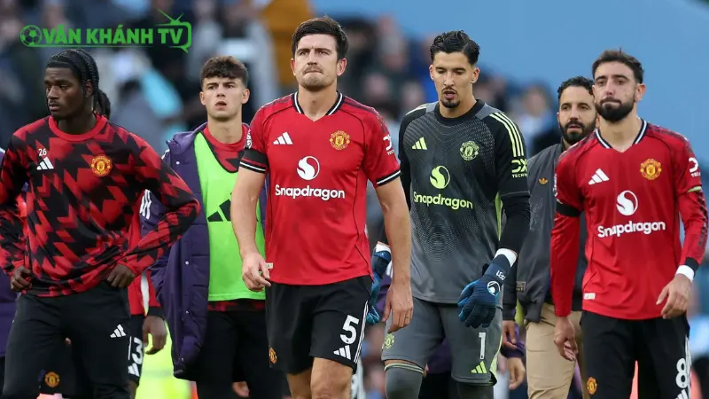 Manchester United thất bại 0-3 trước Man City, bầu không khí phòng thay đồ trở nên ảm đạm.