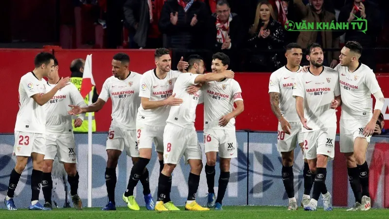 Sevilla vững bước tiến lên, Elche chờ đợi một phép màu trong trận đấu khó khăn.