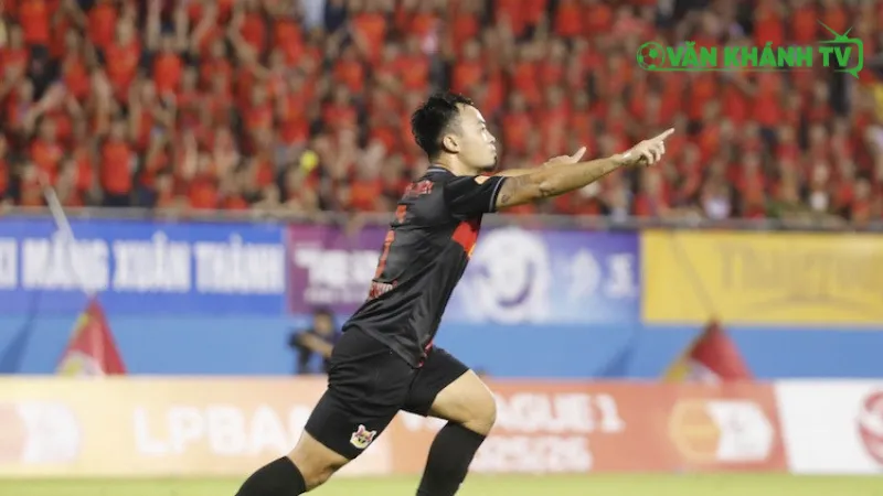Hoàng Đức ghi bàn mở tỷ số cho Ninh Bình, khởi đầu hoàn hảo trận derby