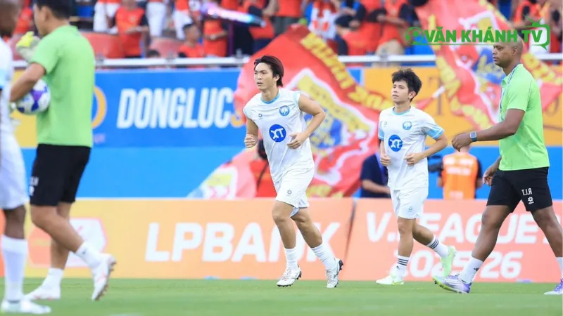 Hàng thủ Ninh Bình đứng vững trước những đợt tấn công của Nam Định
